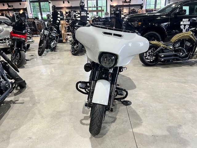 Fahrzeugabbildung Harley-Davidson CVO Milwaukee-Eight 117 mit einigen Umbauten