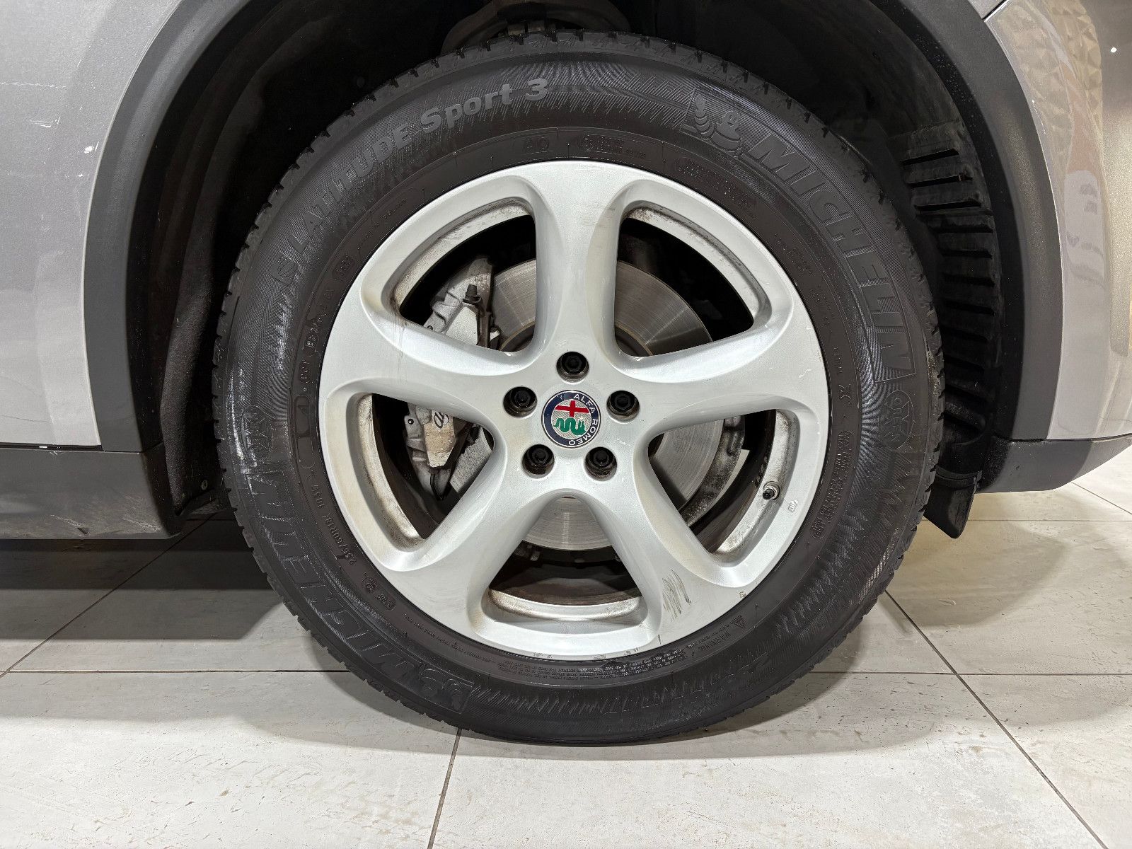 Fahrzeugabbildung Alfa Romeo Stelvio Super Q4/BI-XENON/PDC/AUTOMATIK/SPURHALT