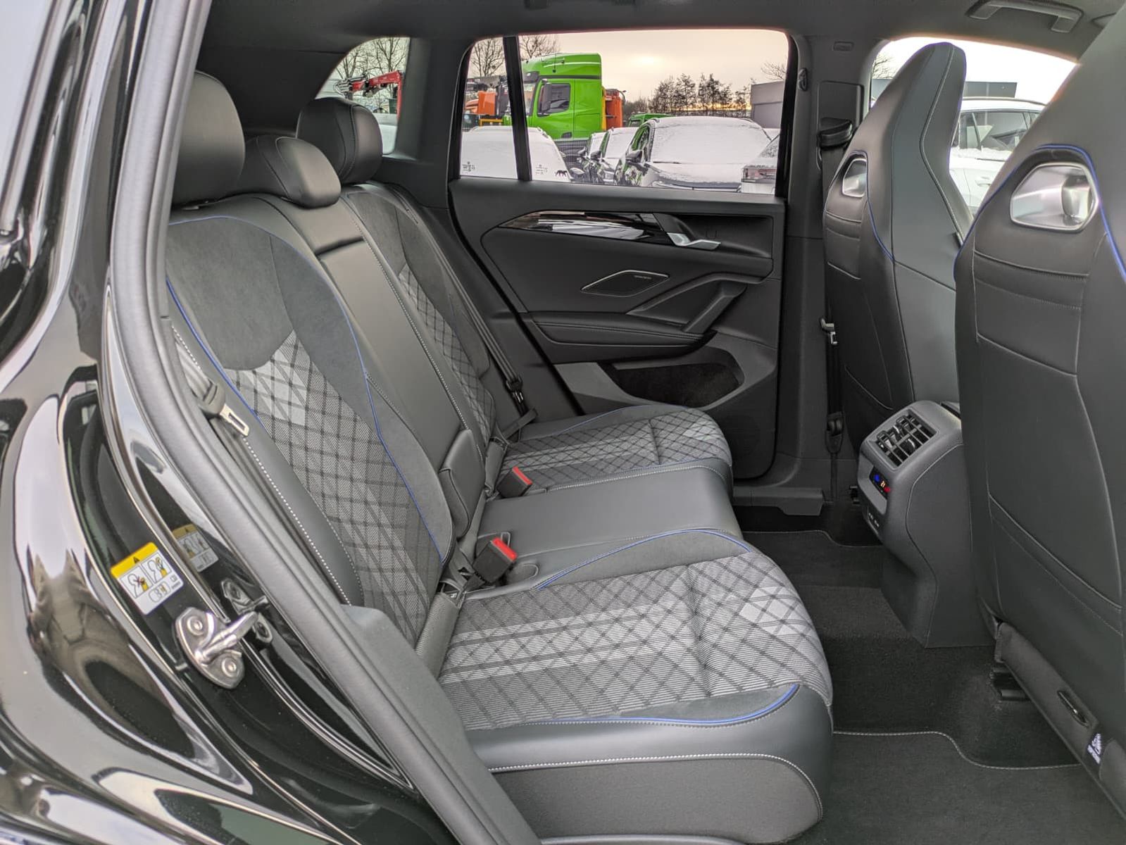 Fahrzeugabbildung Volkswagen Tiguan 2.0 TDI 4M R-Line PANO*H&K*AHK*MATRIX*20"