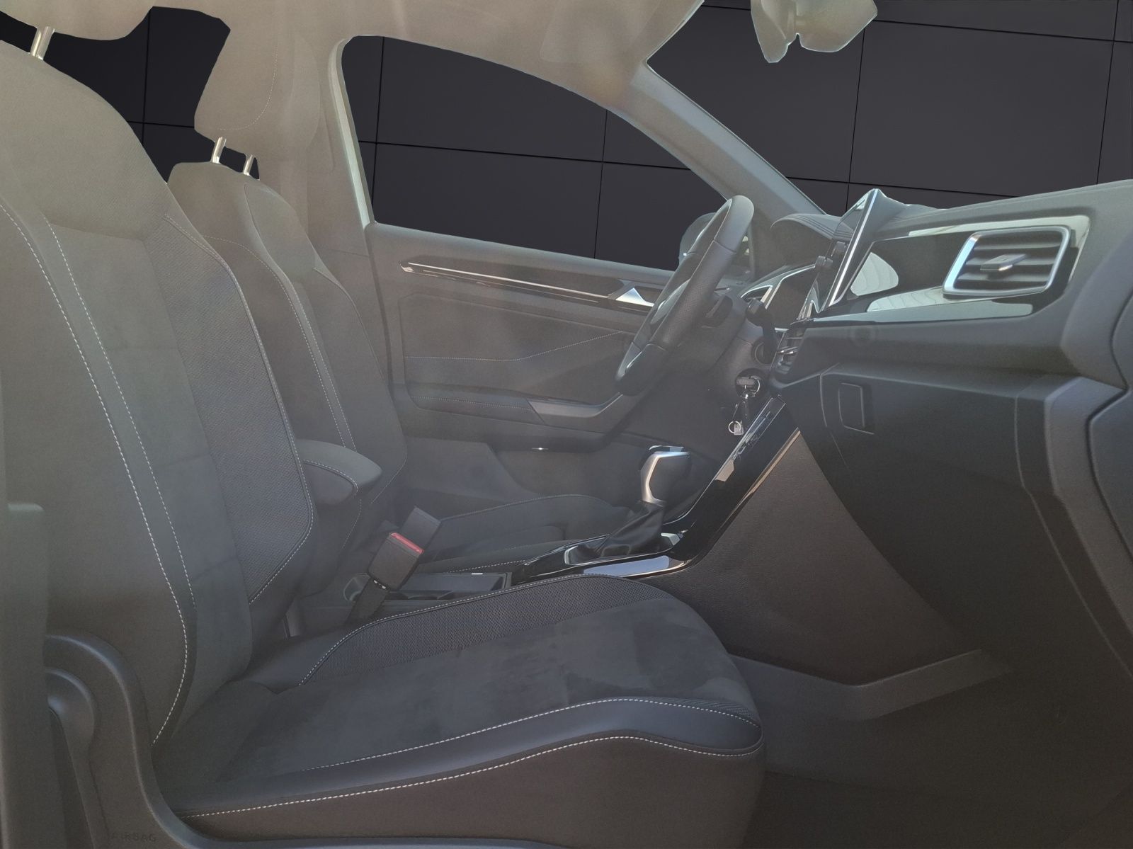 Fahrzeugabbildung Volkswagen T-Roc TSI R-Line DSG LEDplus AHK Navi AID ACC RF