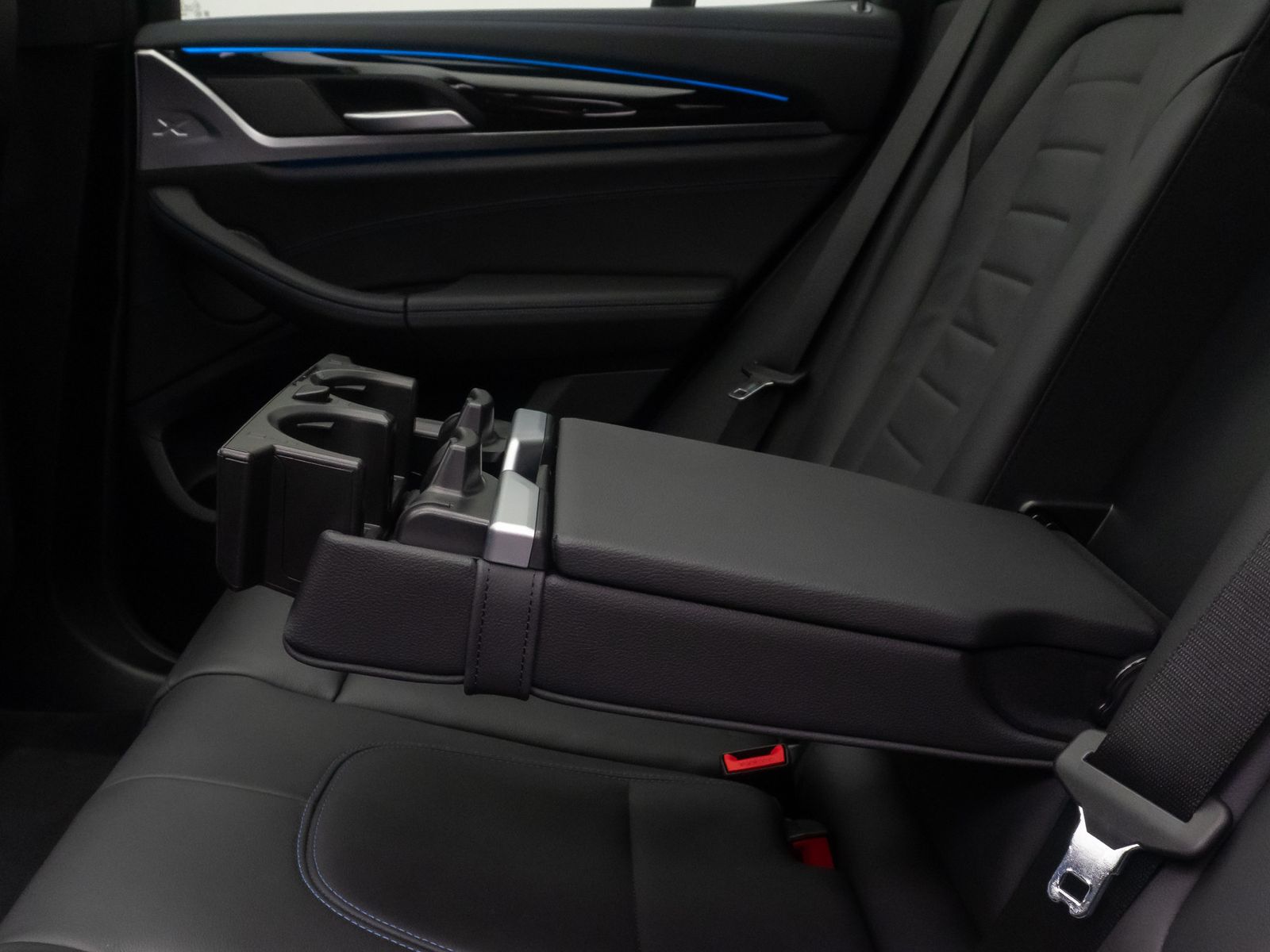 Fahrzeugabbildung BMW iX3 IMPRESSIVE H/K 360&deg;Panorma HUD DAB Sport 20"