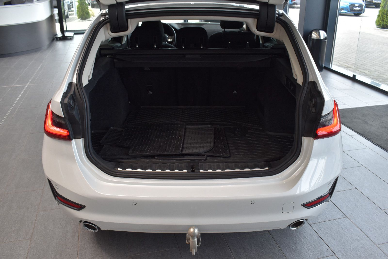 BMW 320d Touring Aut. Advantage Laser~Pano~LiveC~HUD foto 12