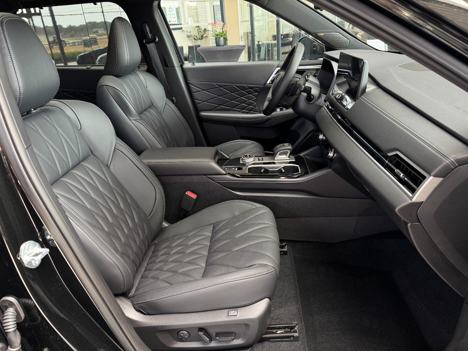 Fahrzeugabbildung Mitsubishi Outlander 2.4PLUG-IN HYBRID 4WD BLACK