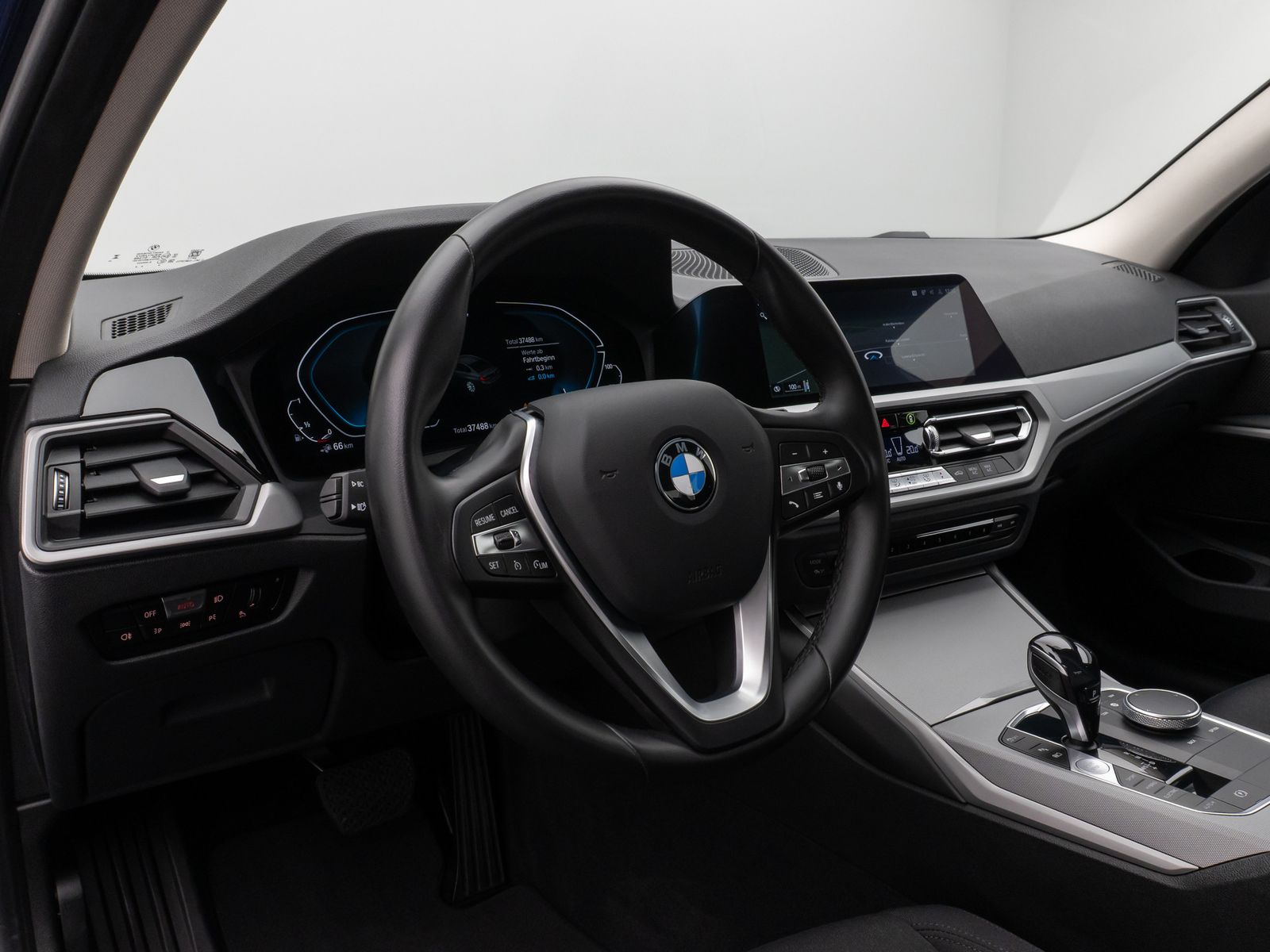 Fahrzeugabbildung BMW 330e  CockPitPro PDC Alarm Geschwindigkeitsreg