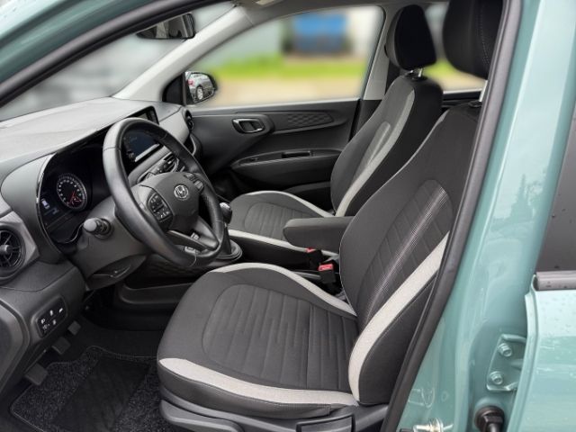 Fahrzeugabbildung Hyundai i10 Advanced 1.0 +KLIMA+SHZ+RFK+CARPLAY+TEMPOMAT