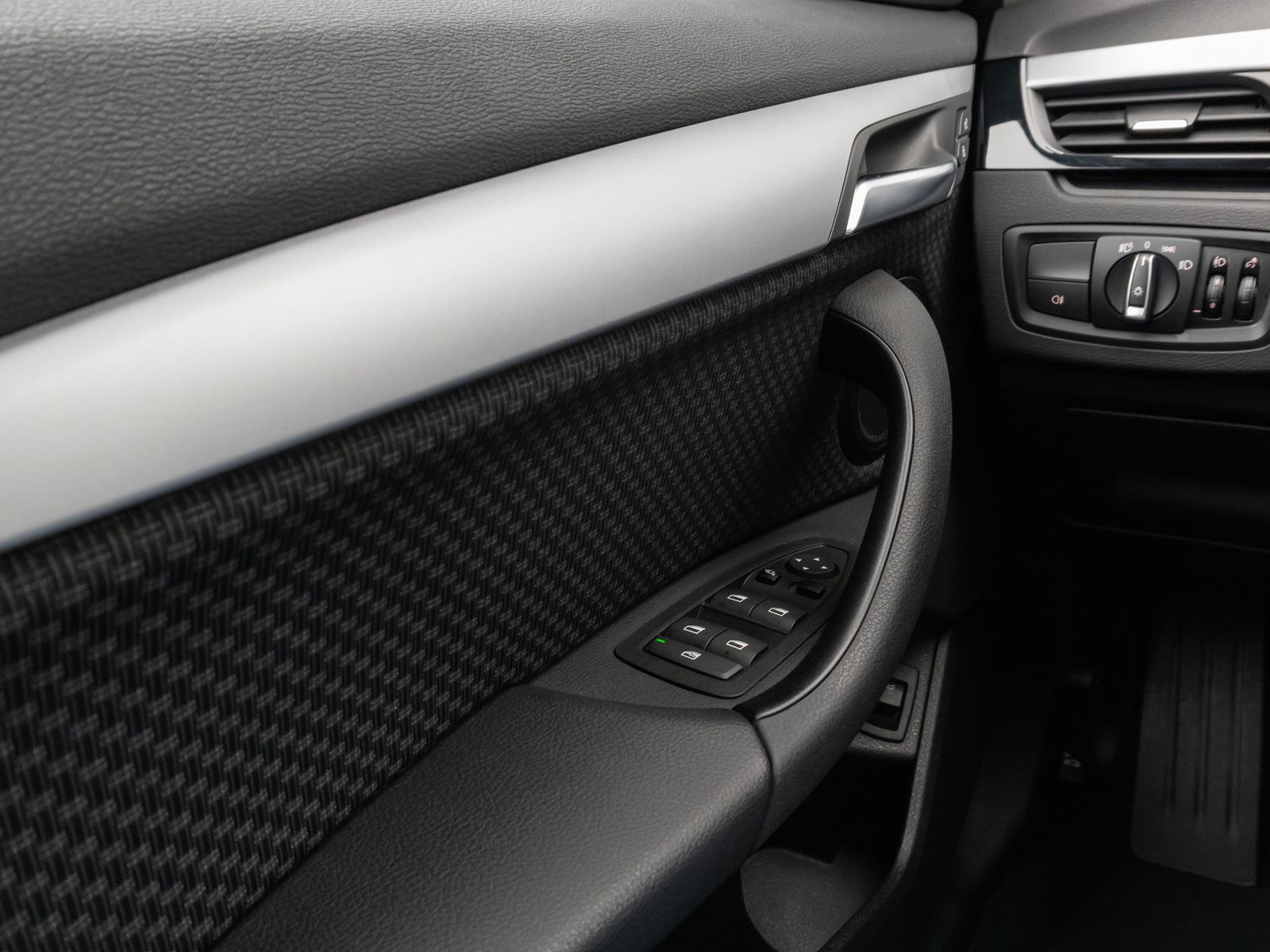 Fahrzeugabbildung BMW X1 sD20i Panorama Navi Lordos DAB HiFi Parkassis