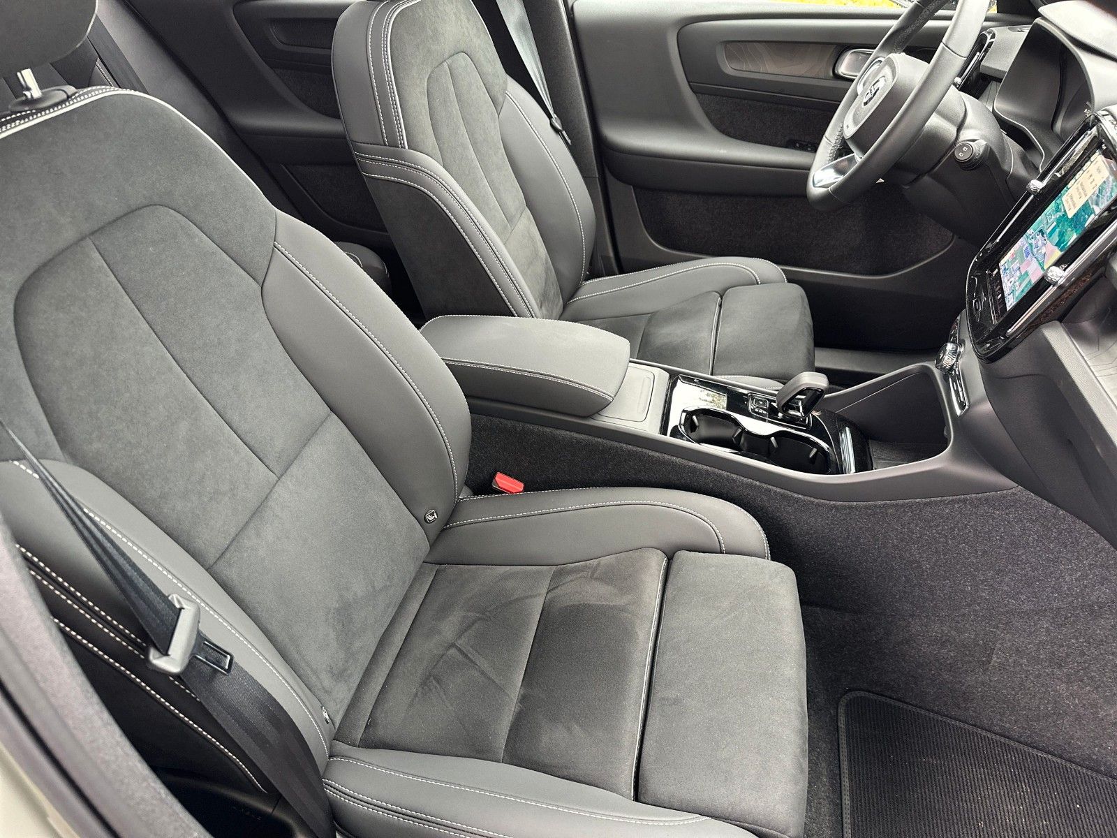 Fahrzeugabbildung Volvo XC40 Ultimate Recharge Pure Electric AWD, Panor