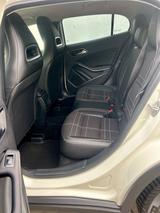Mercedes-Benz GLA 220 d 4Matic Automatic GPS Klima SHZ ALU - weiße Mercedes-Benz GLA 220
