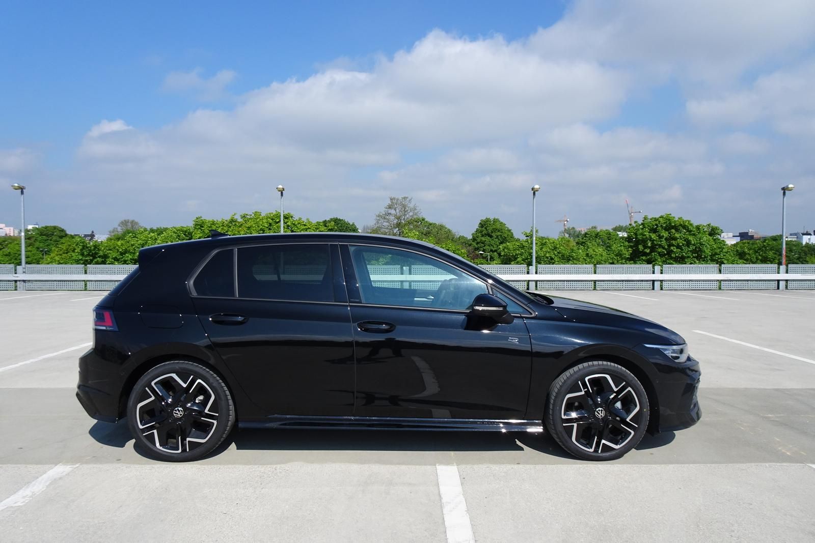 Fahrzeugabbildung Volkswagen Golf VIII Lim. 2.0 TDI 110kW DSG LED Sportfahrw