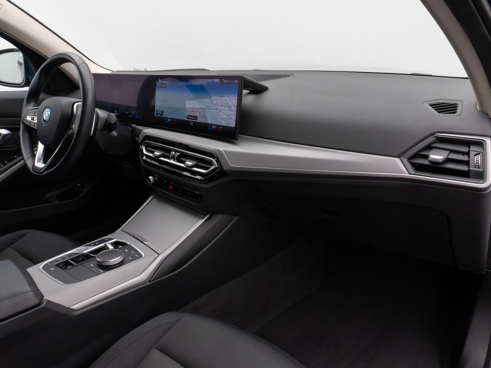 Fahrzeugabbildung BMW 330e HUD DAB HiFi CockPitPro PDC DrivingAssist