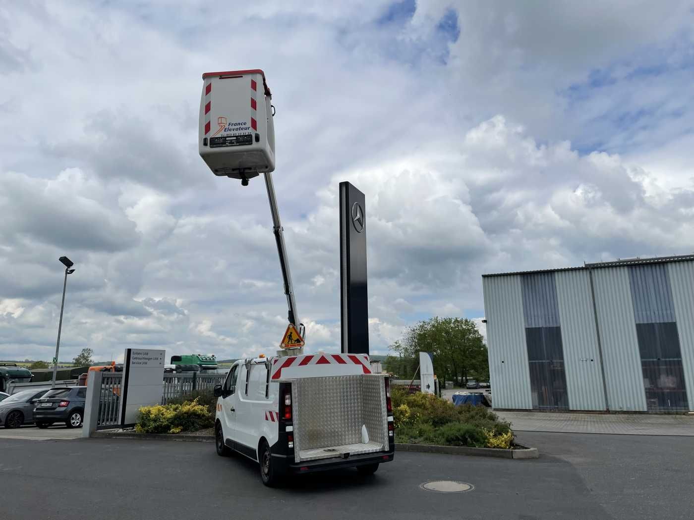 Fahrzeugabbildung Renault Trafic dCi 120 L1H1 / France Elavateur 091F 9m