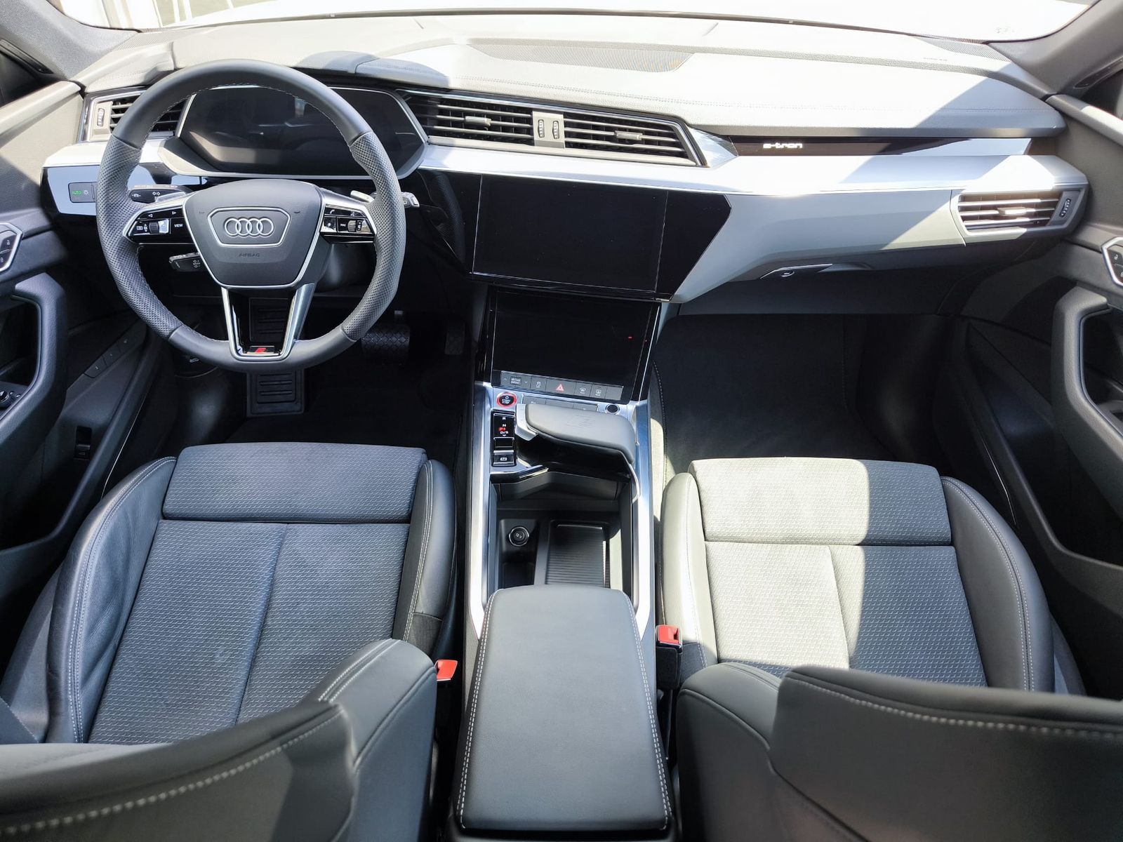 Fahrzeugabbildung Audi e-tron S LINE BLACK EDITION LED+SHZ+KAM+B&O+ACC+