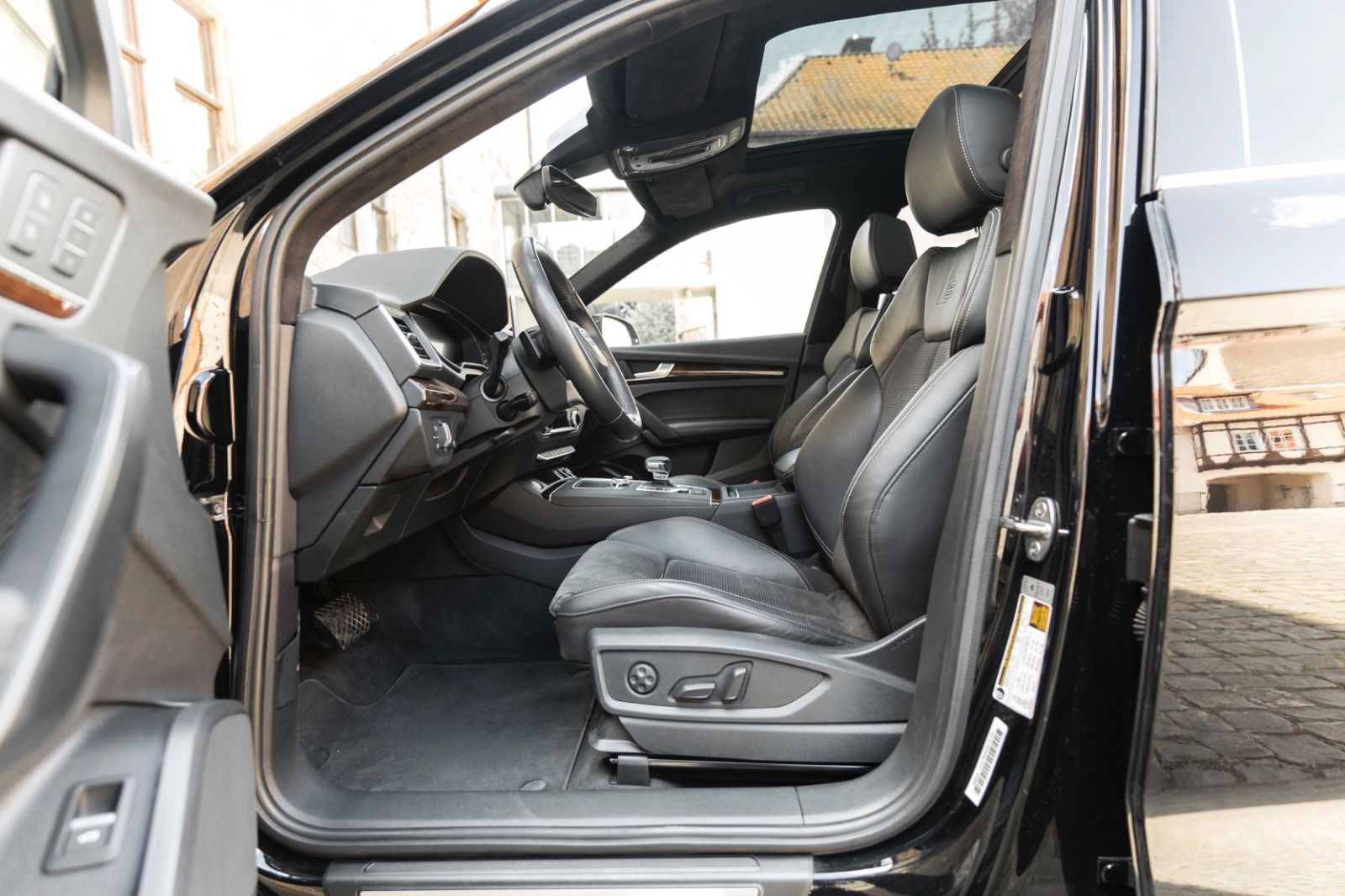 Fahrzeugabbildung Audi Q5 45TFSI QUATTRO LED KAM ALCANTARA TOTW NAV