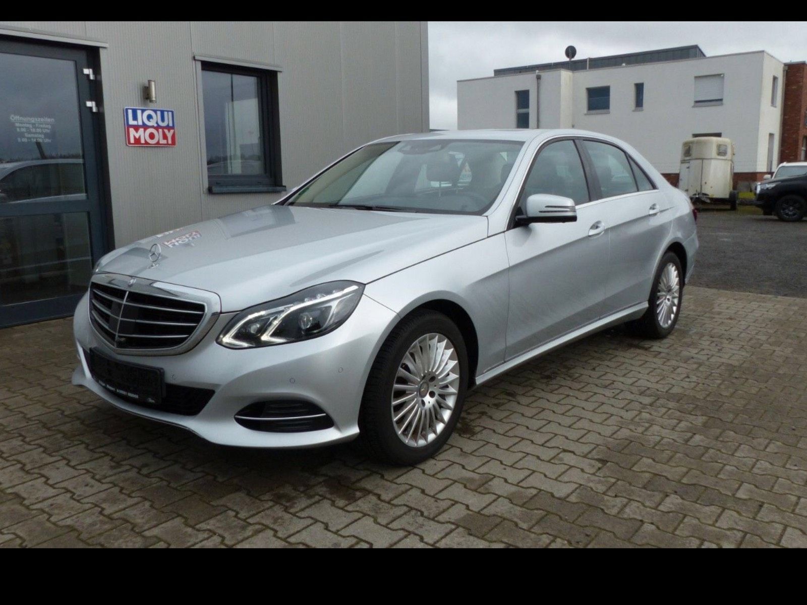 MERCEDES-BENZ E350 Vollauslastung mit V6 Motor
