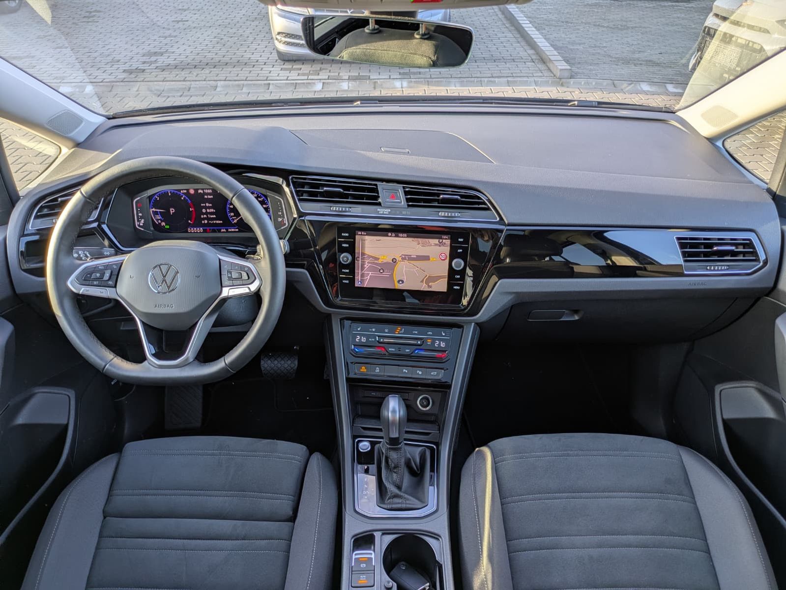 Fahrzeugabbildung Volkswagen Touran 2.0 DSG R-Line High. Pano 7-Si IQ.Dri AHK