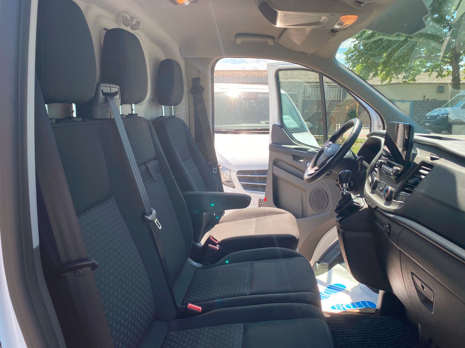 Fahrzeugabbildung Ford Transit Custom Kasten 320 L2 Trend,Regale