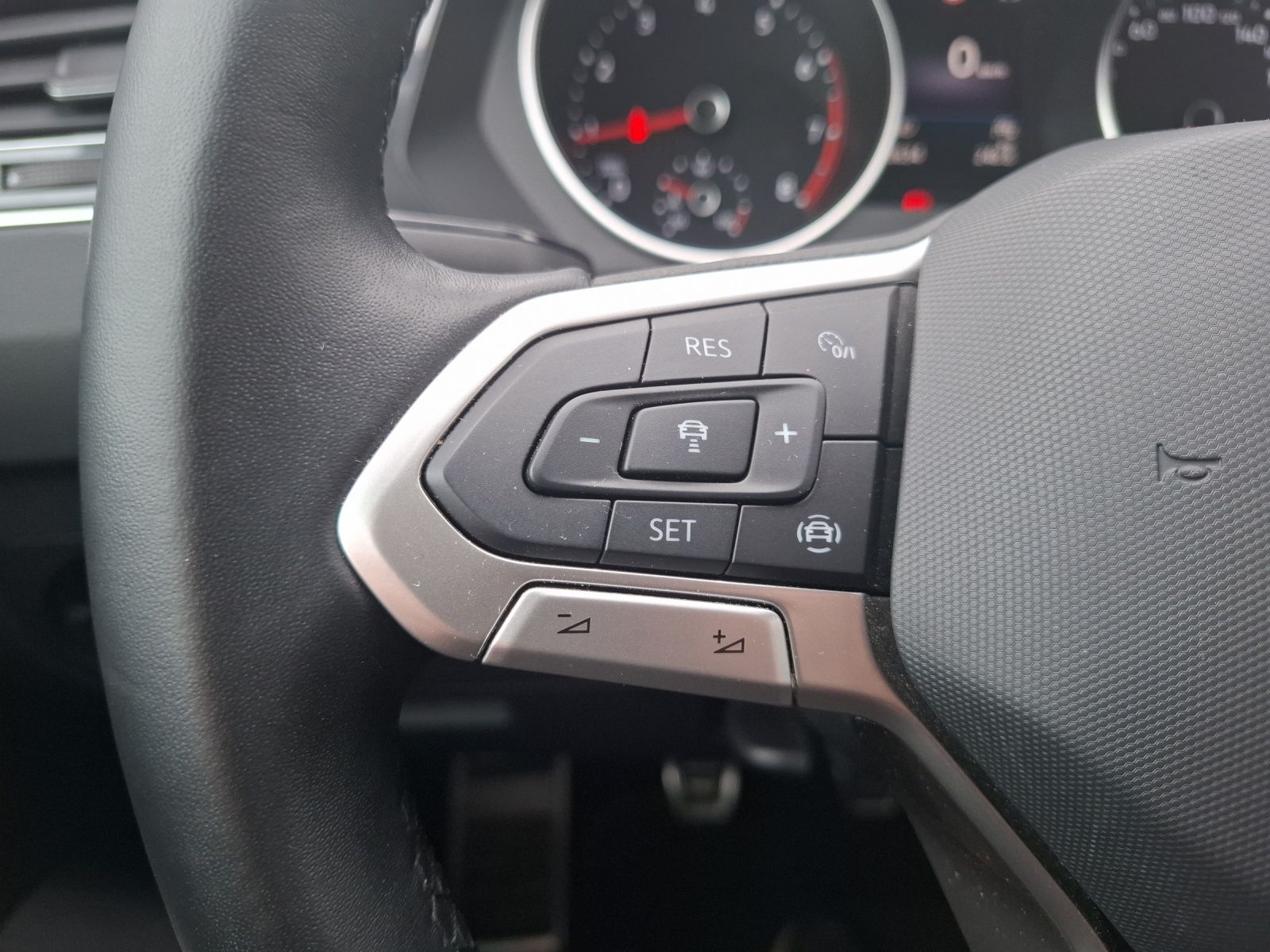 Fahrzeugabbildung Volkswagen Tiguan TSI Active LED Navi ACC PDC SH