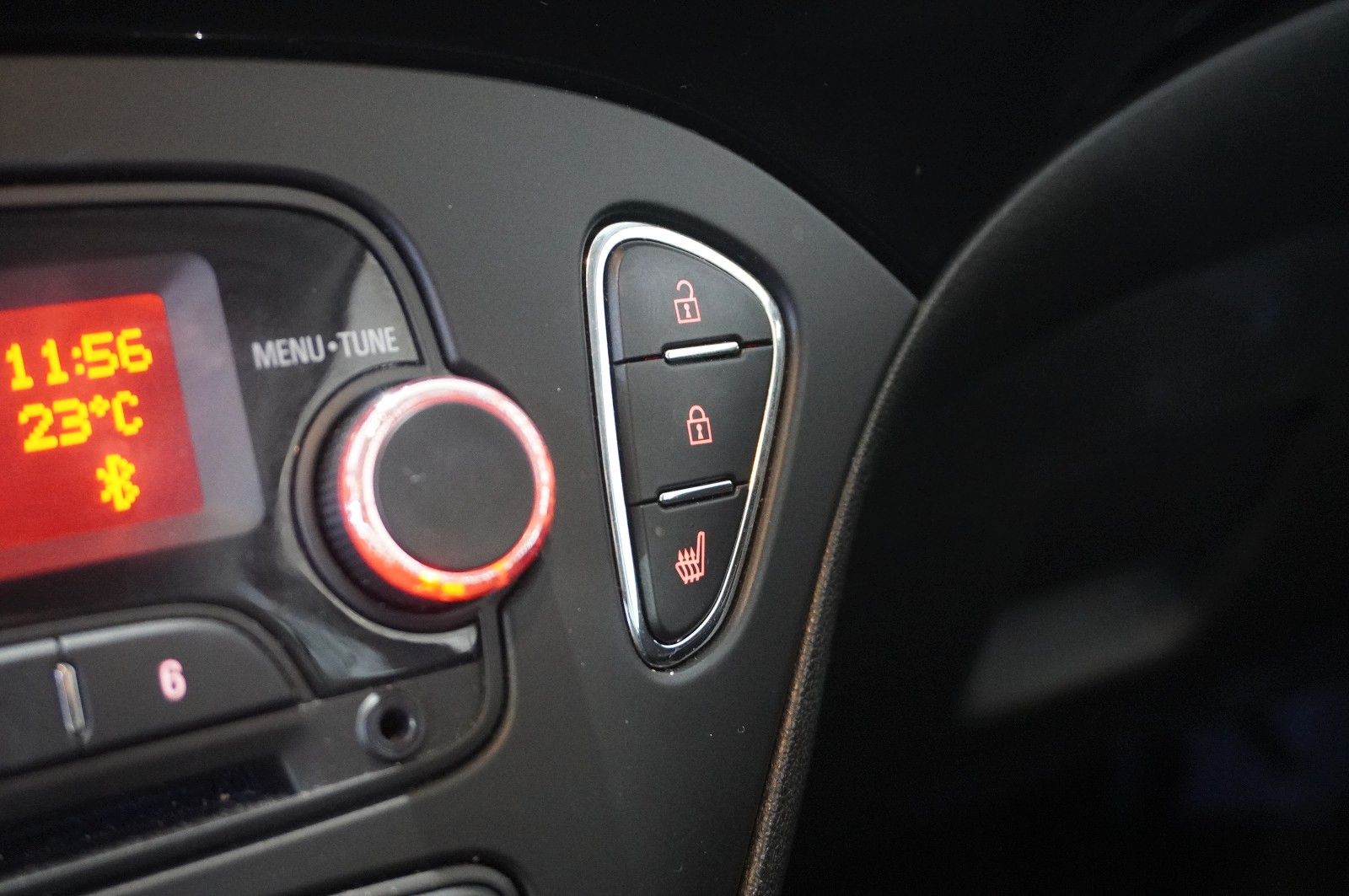 Fahrzeugabbildung Opel Corsa E 1.4T DRIVE 3-TÜR KLIMA/SHZ/PDC/TEMP./LHZ