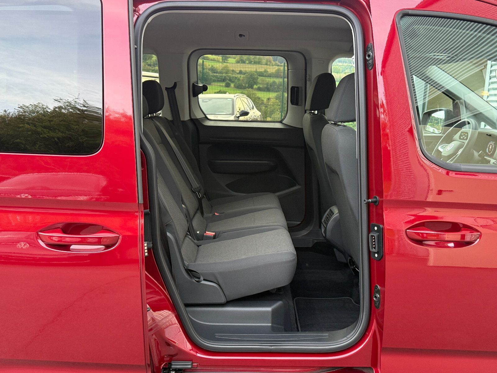 Fahrzeugabbildung Volkswagen Caddy 1.5 TSI AHK GRA Kamera PDC SHZ Lane Assist