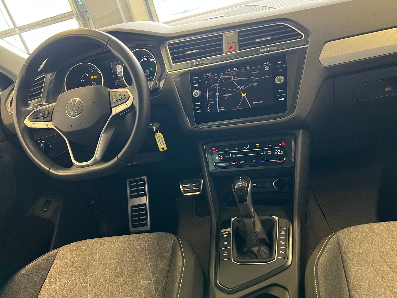 Fahrzeugabbildung Volkswagen Tiguan MOVE 1.5 TSI DSG *AHK, LED, Navi, 18"-LM*