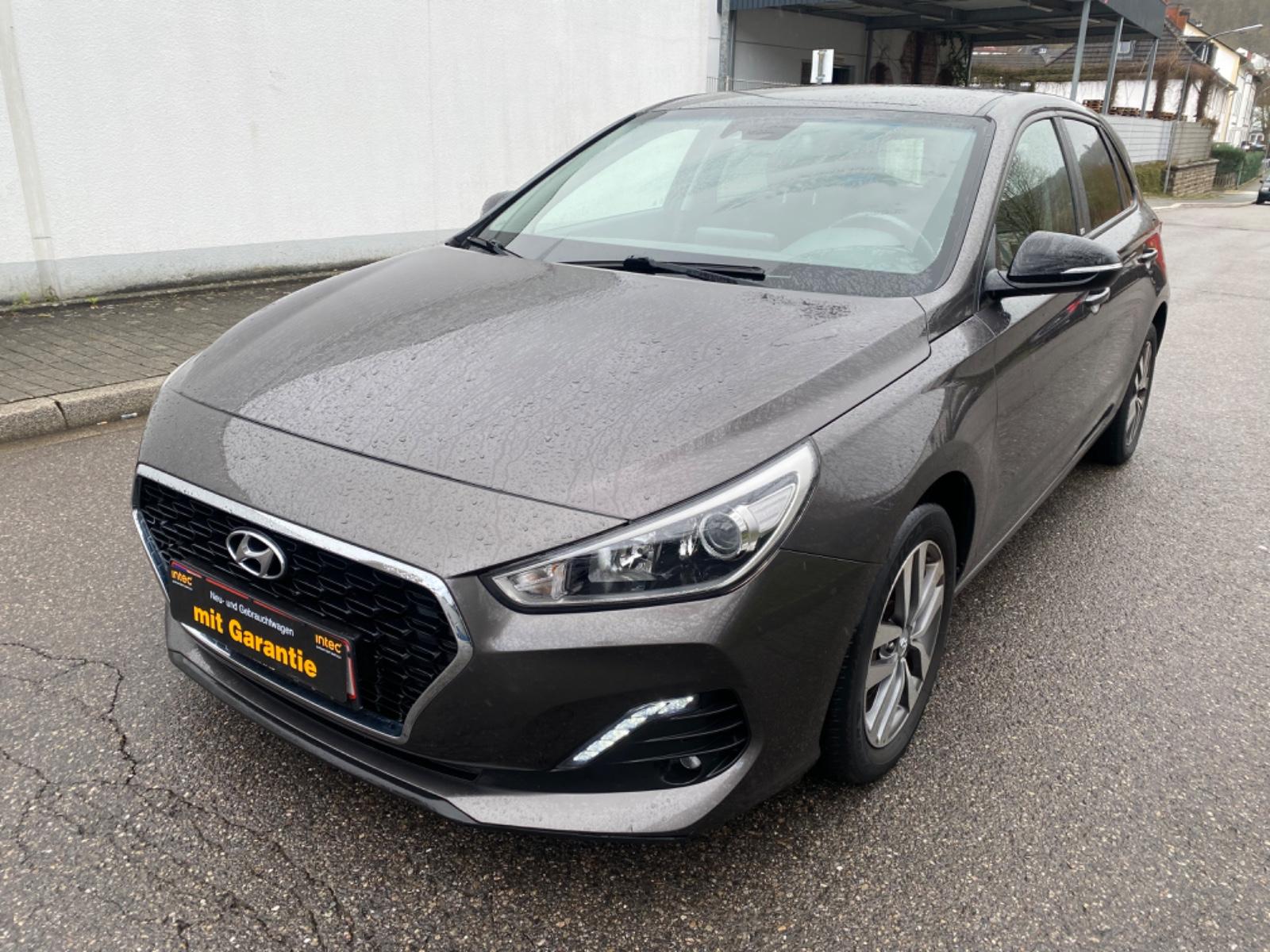 Hyundai i30 YES! Shz Navi kam SpurrHalte LenkHeiz!!