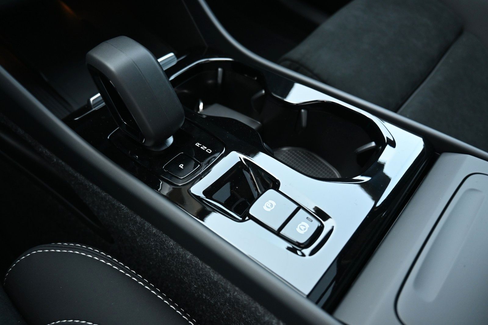 Fahrzeugabbildung Volvo XC40 B4 DKG Plus Black Edition*FSHZG*360*ACC*AHK