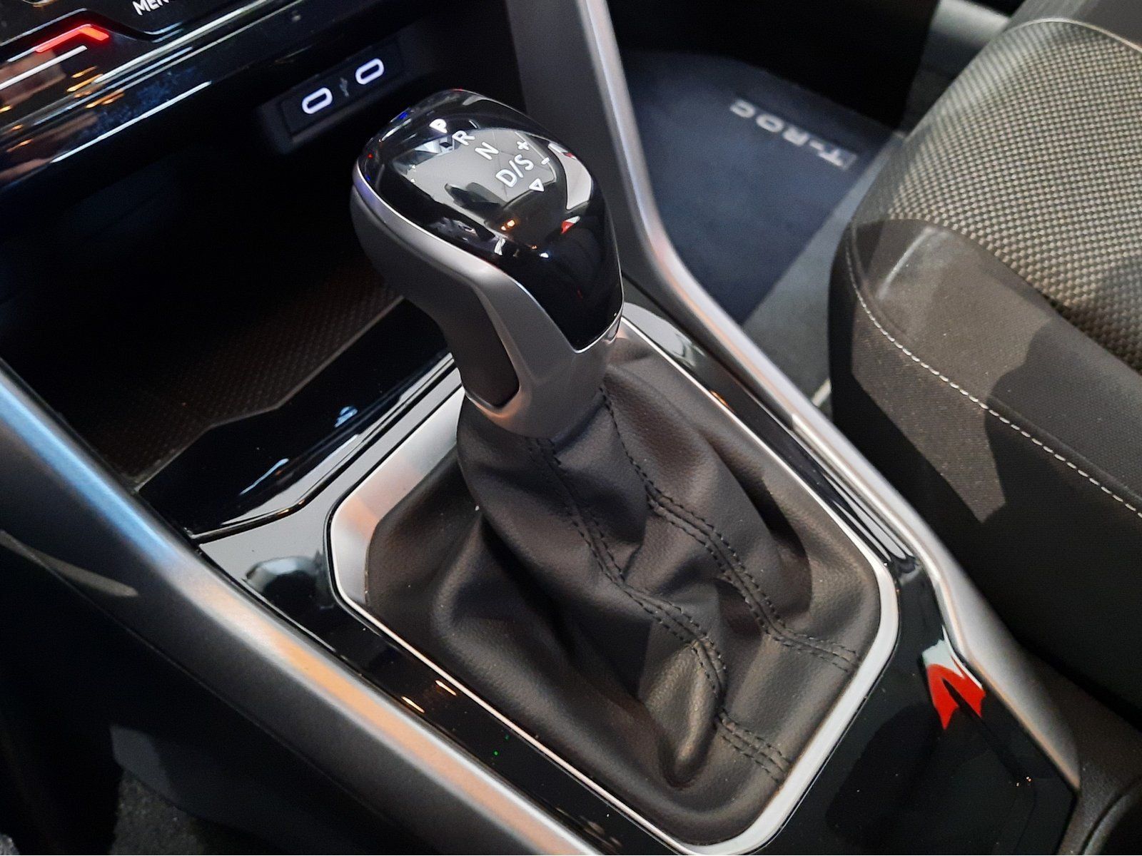 Fahrzeugabbildung Volkswagen T-Roc Life TSI DSG *Cam*LED*Sitzhzg*PDC*ACC*APP*