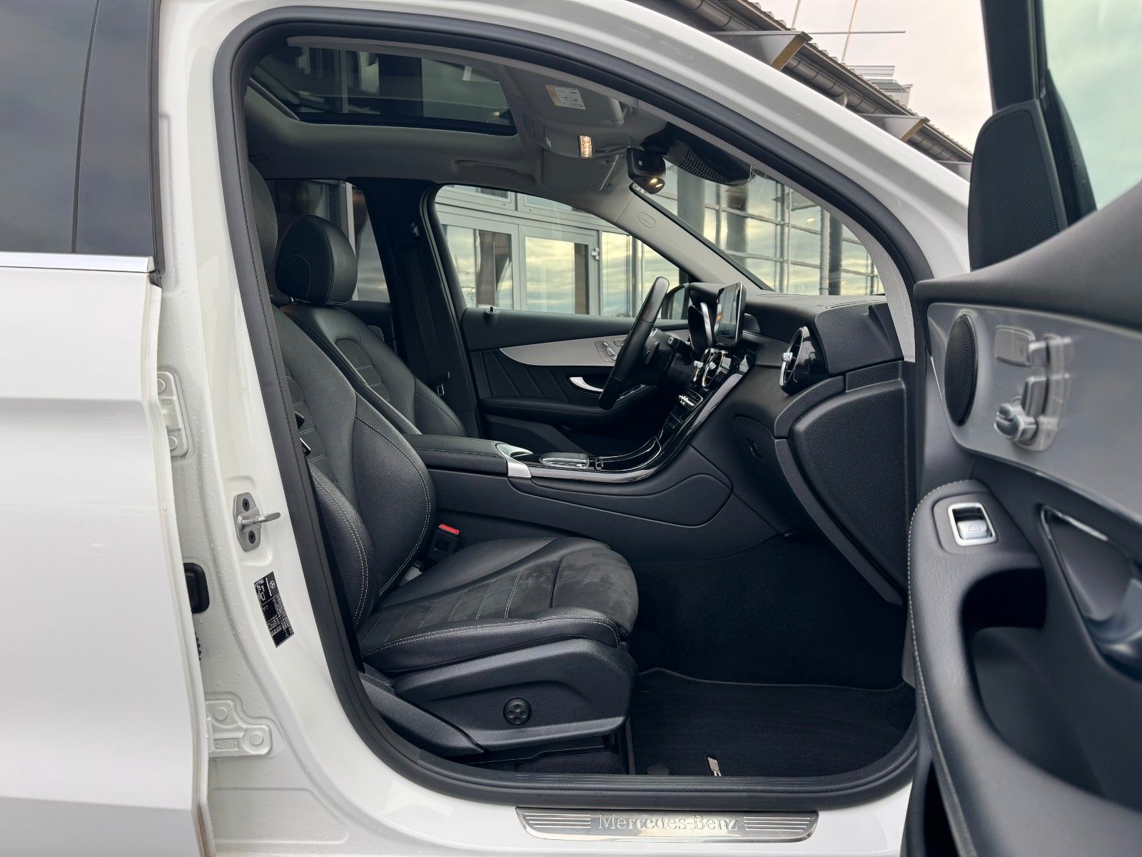 Fahrzeugabbildung Mercedes-Benz GLC 200 4M AMG+Pano+Distr+StandH+AHK+360+HUD