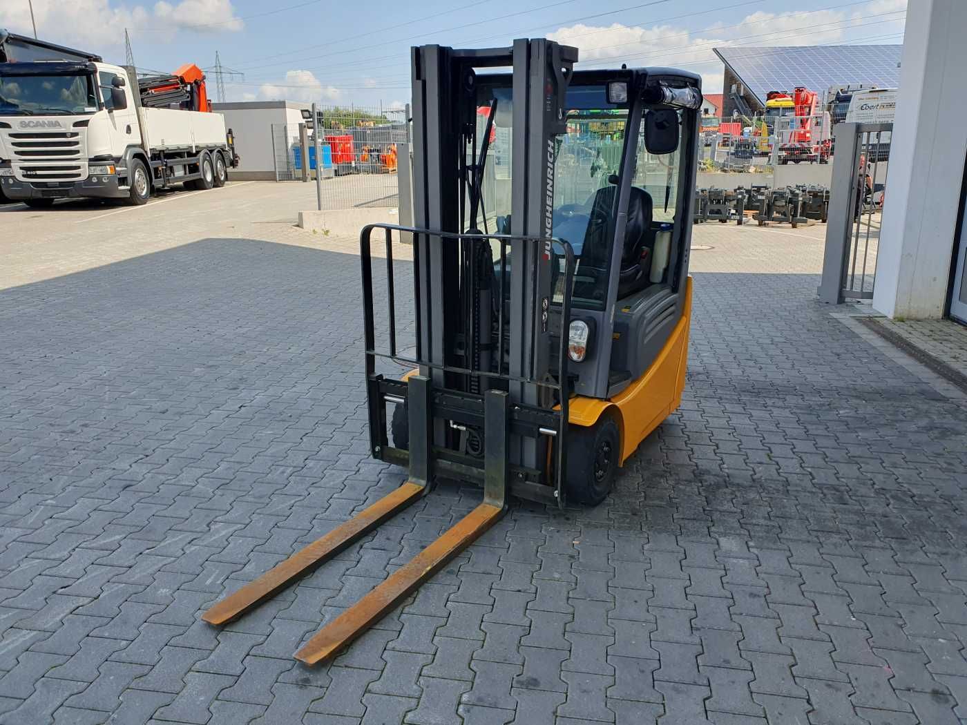 Fahrzeugabbildung Jungheinrich EFG 215 / Triplex: 4.25m! / SS / nur 3.488h!