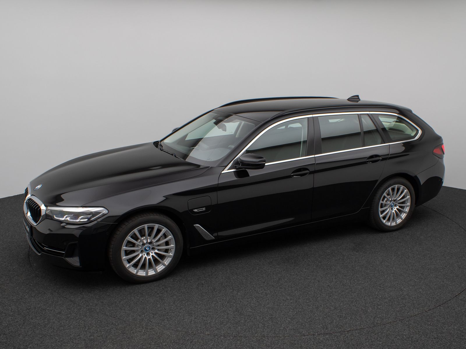Fahrzeugabbildung BMW 530e Kamera DAB CockPitPro Stop&Go Alarm LED