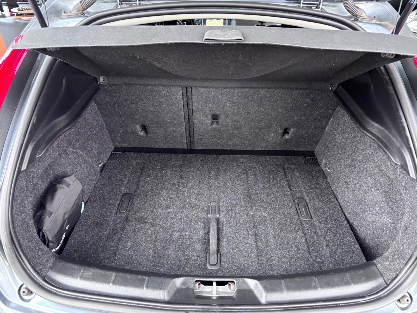 Fahrzeugabbildung Volvo V40 Cross Country Plus PANO ACC BLIS LED