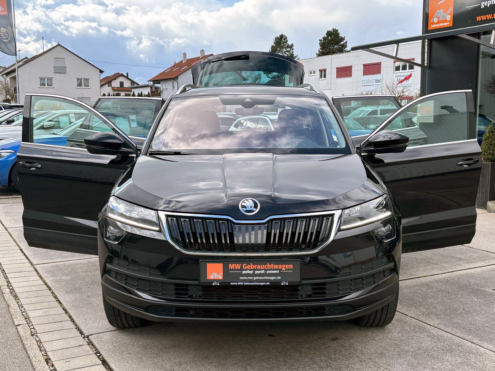 Fahrzeugabbildung SKODA Karoq 2.0TDI DSG 4x4 CLEVER LED ACC KAM AHK SHZ