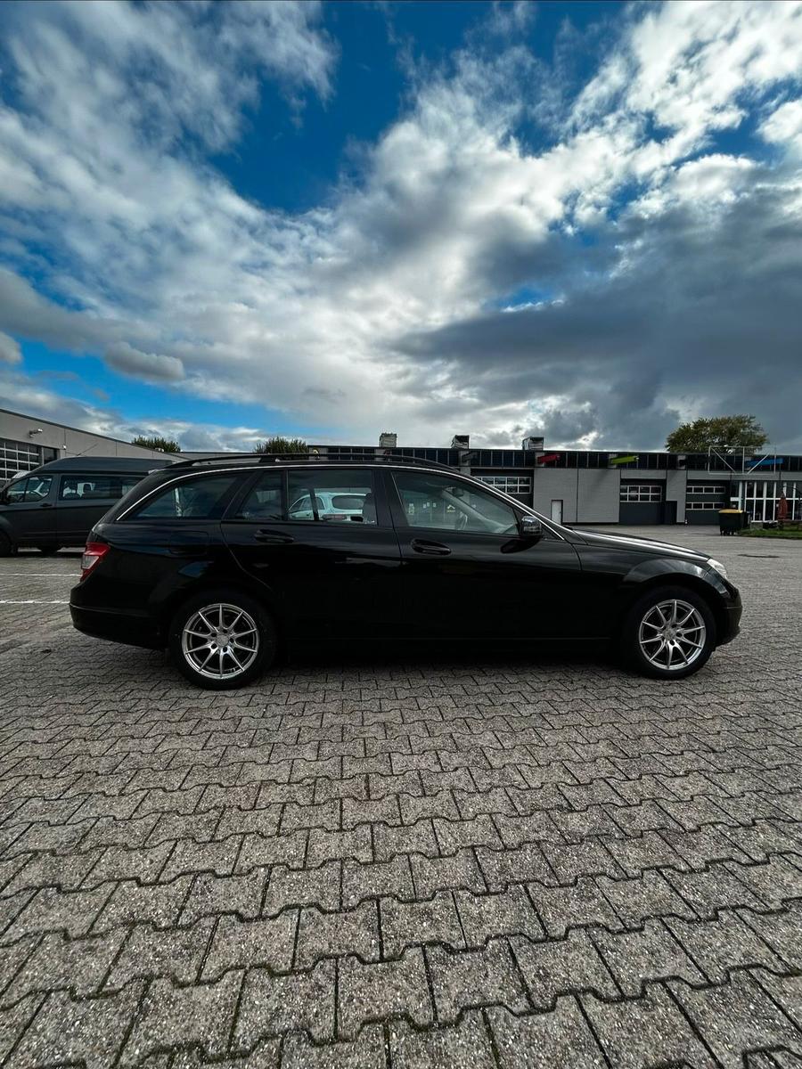 Mercedes-Benz C200 2009 — вигляд ззаду