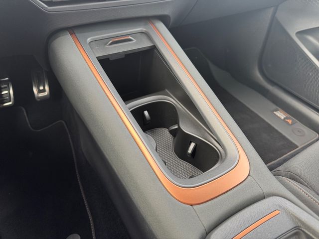 Born 58 kWh LED Navi Sitzh. ACC Keyless Kamera 2