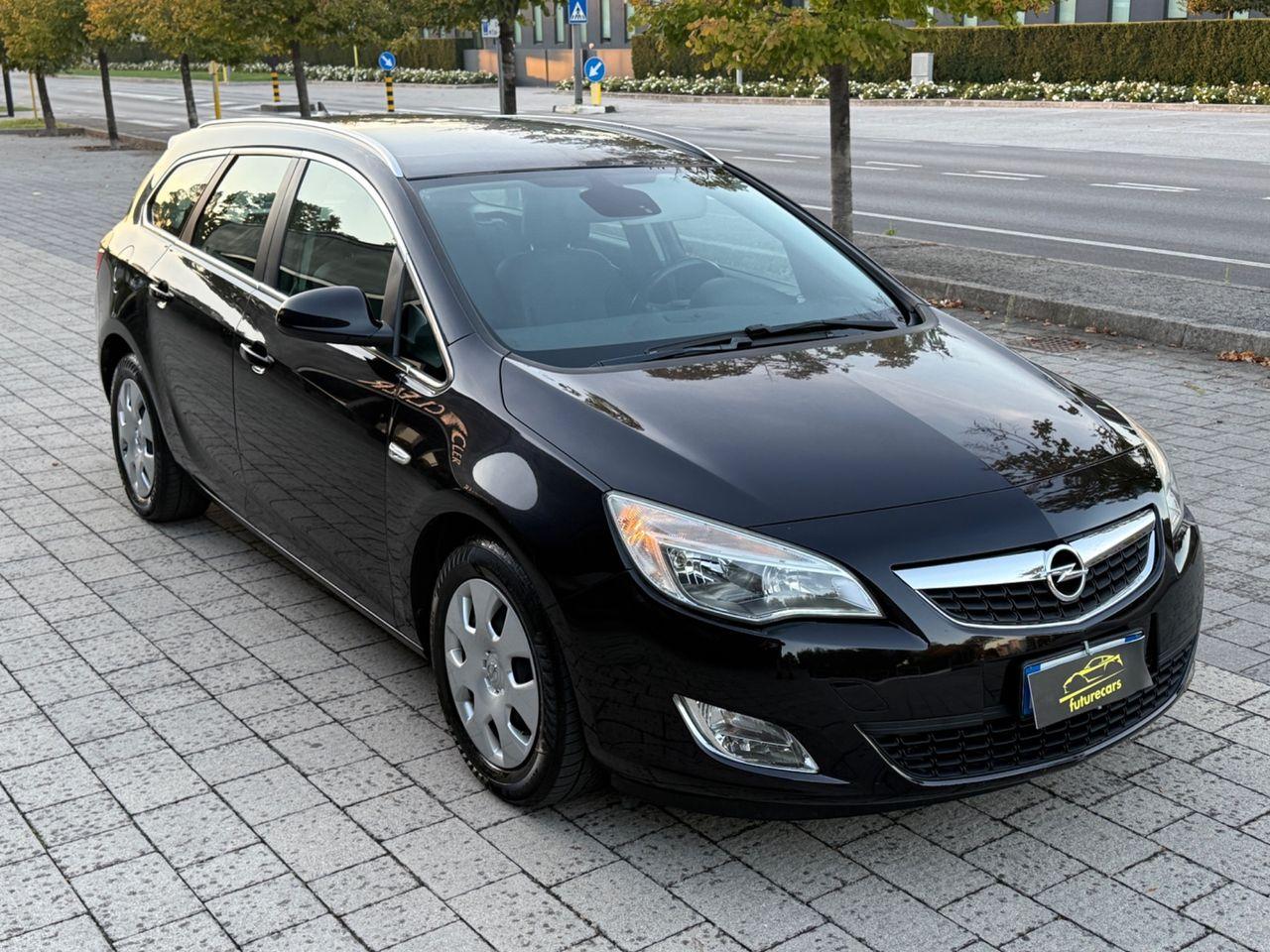 Opel Astra 2011 — салон