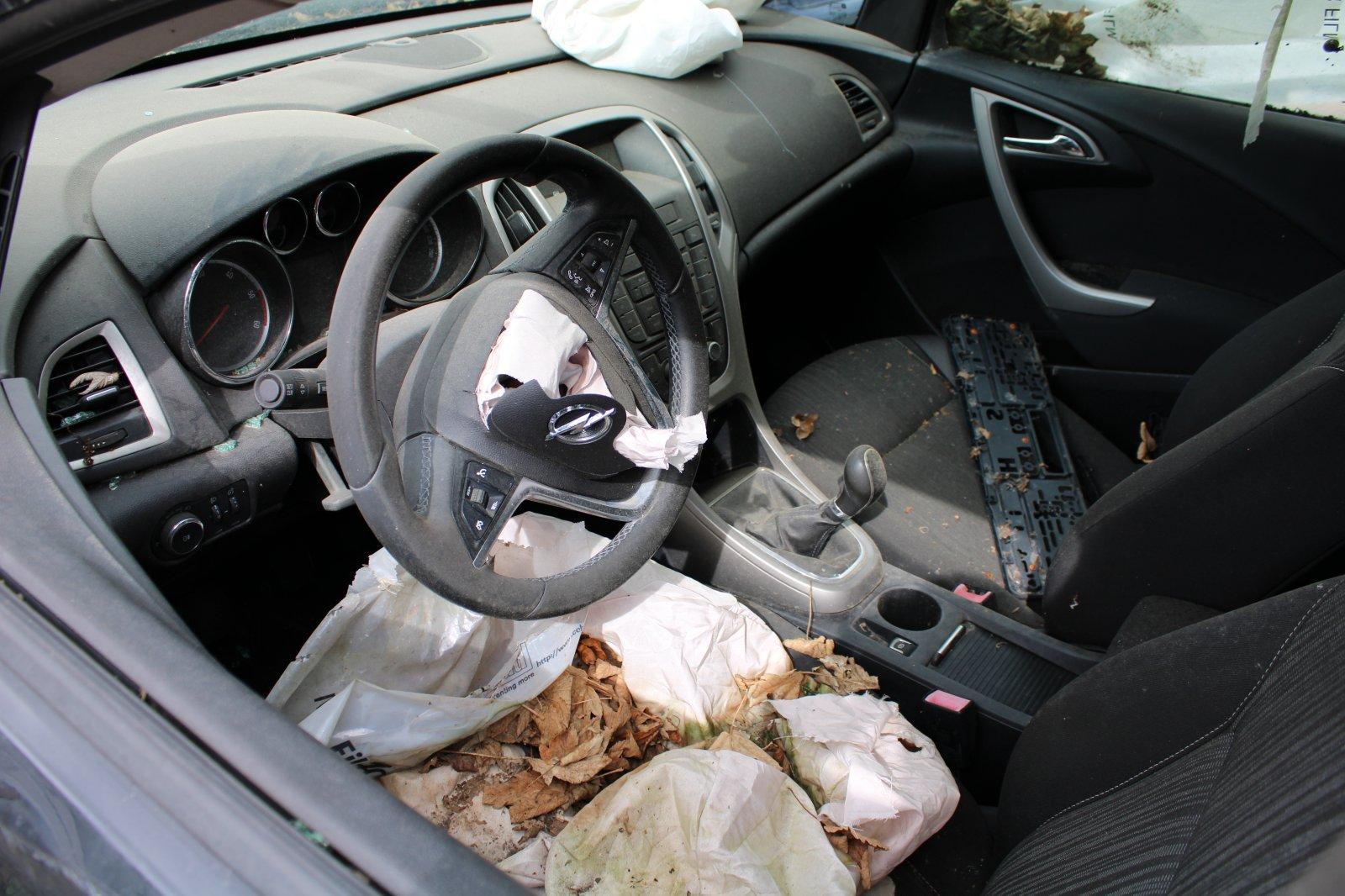 Opel Astra 2012 — interior