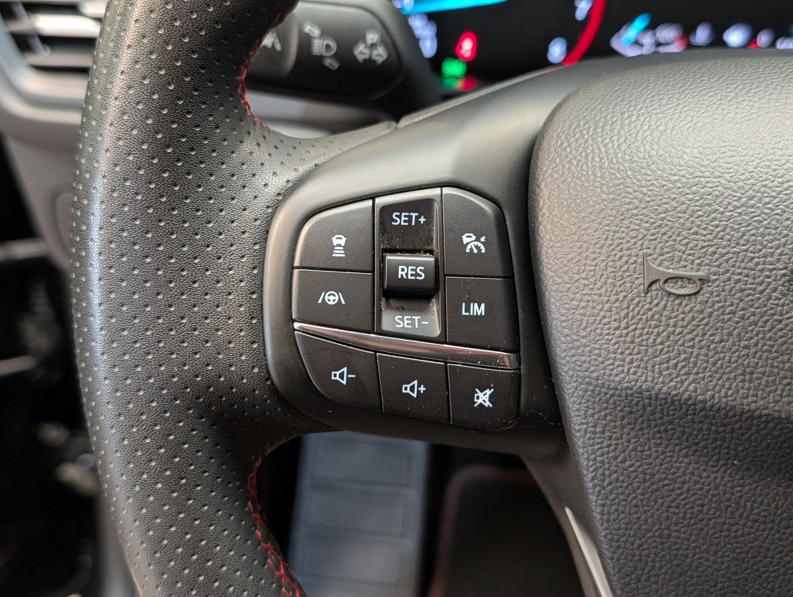 Fahrzeugabbildung Ford Focus 1.0 EB ST-Line ACC LED CAM Styling WINTER