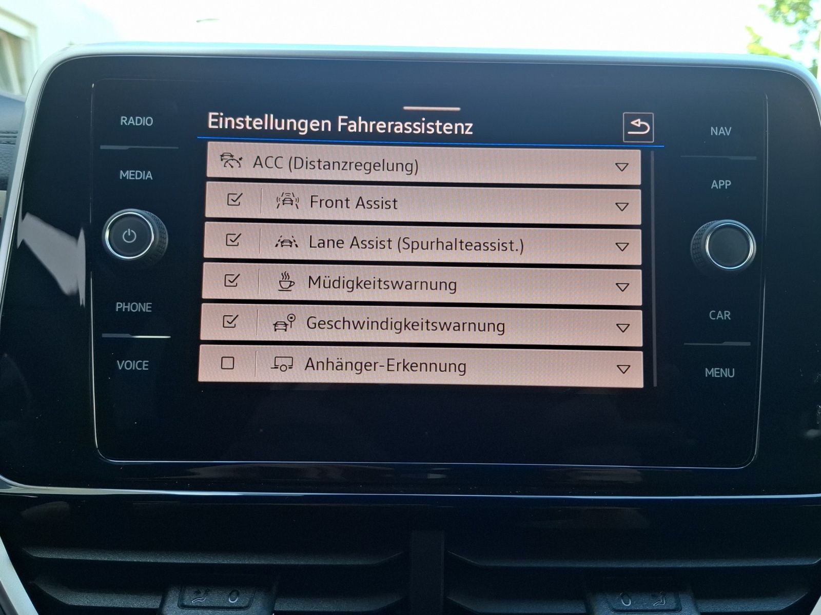 Fahrzeugabbildung Volkswagen T-Roc TSI R-Line DSG LEDplus AHK Navi AID ACC RF