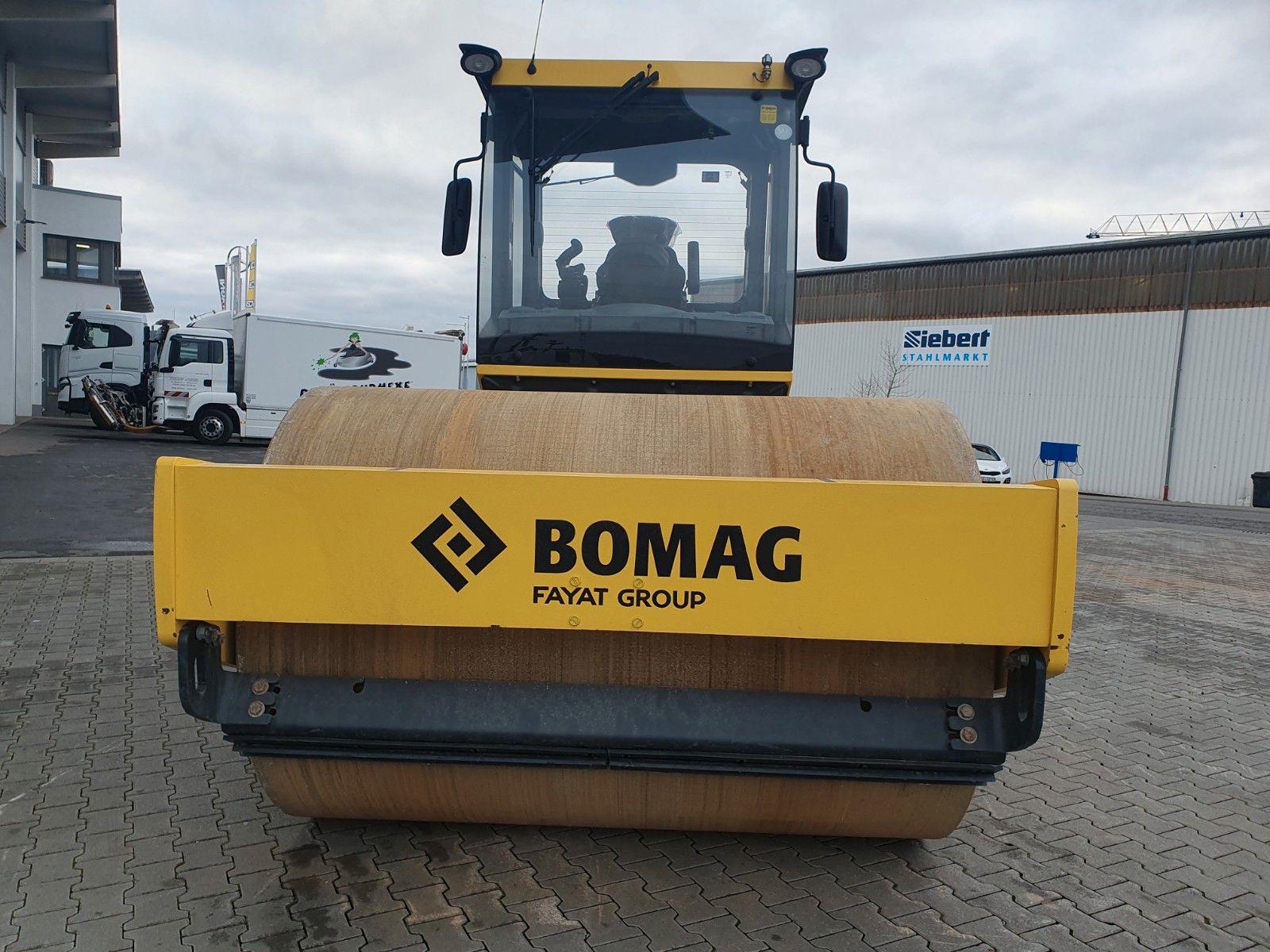 Fahrzeugabbildung BOMAG BW 213 DH / nur 1.087h / Plattenanbauverdicht