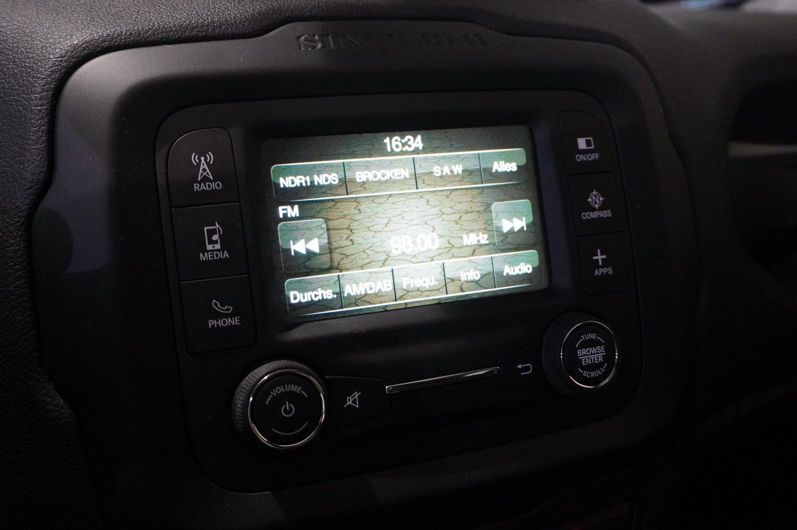 Fahrzeugabbildung Jeep Renegade 1.4 LIMITED 4WD BI-XENON/SHZ/PANO./DAB+