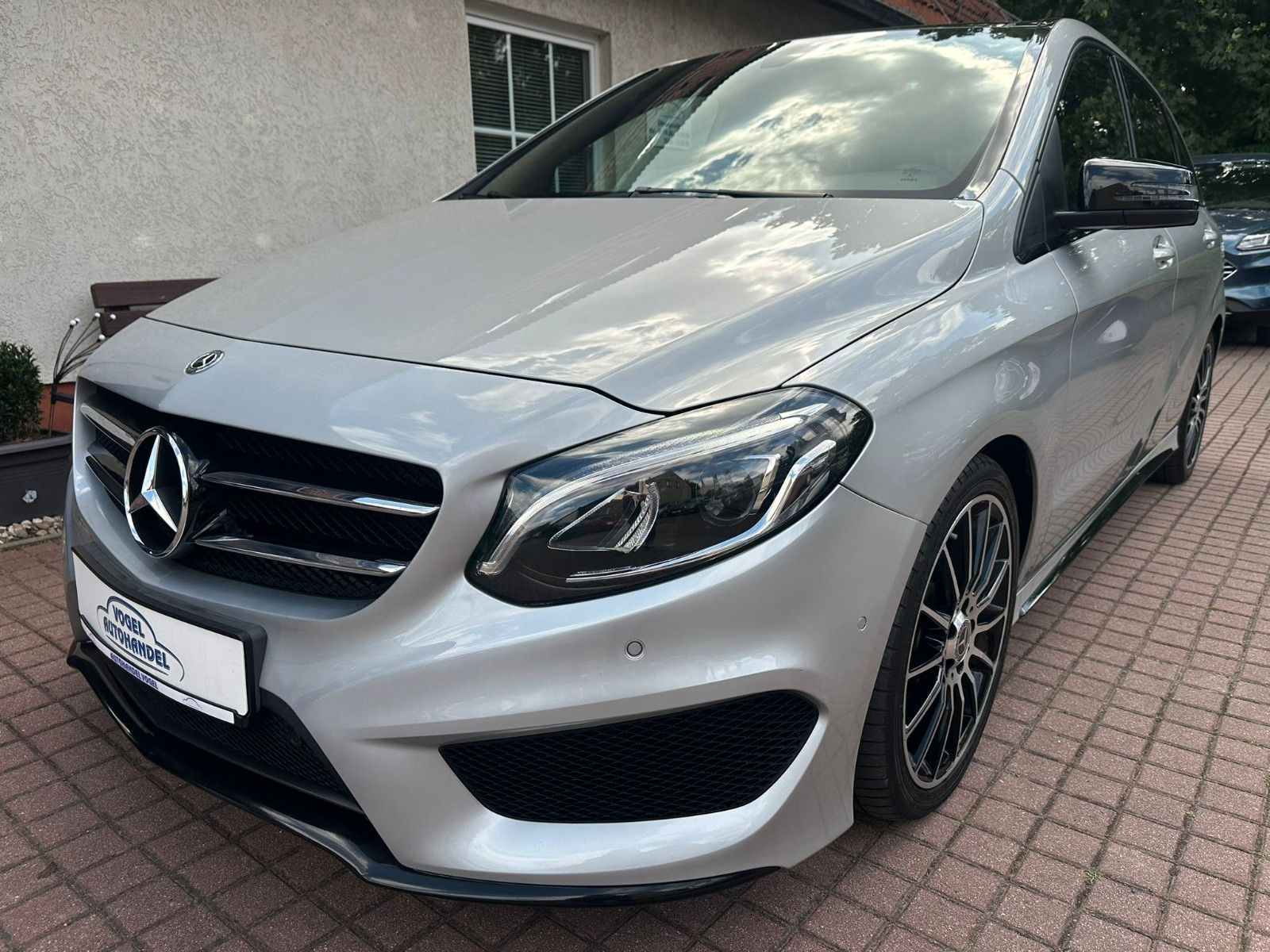 MERCEDES-BENZ B 220 4Matic*AMG-LINE*PANO*SITZHZG*SOUND*AHK*