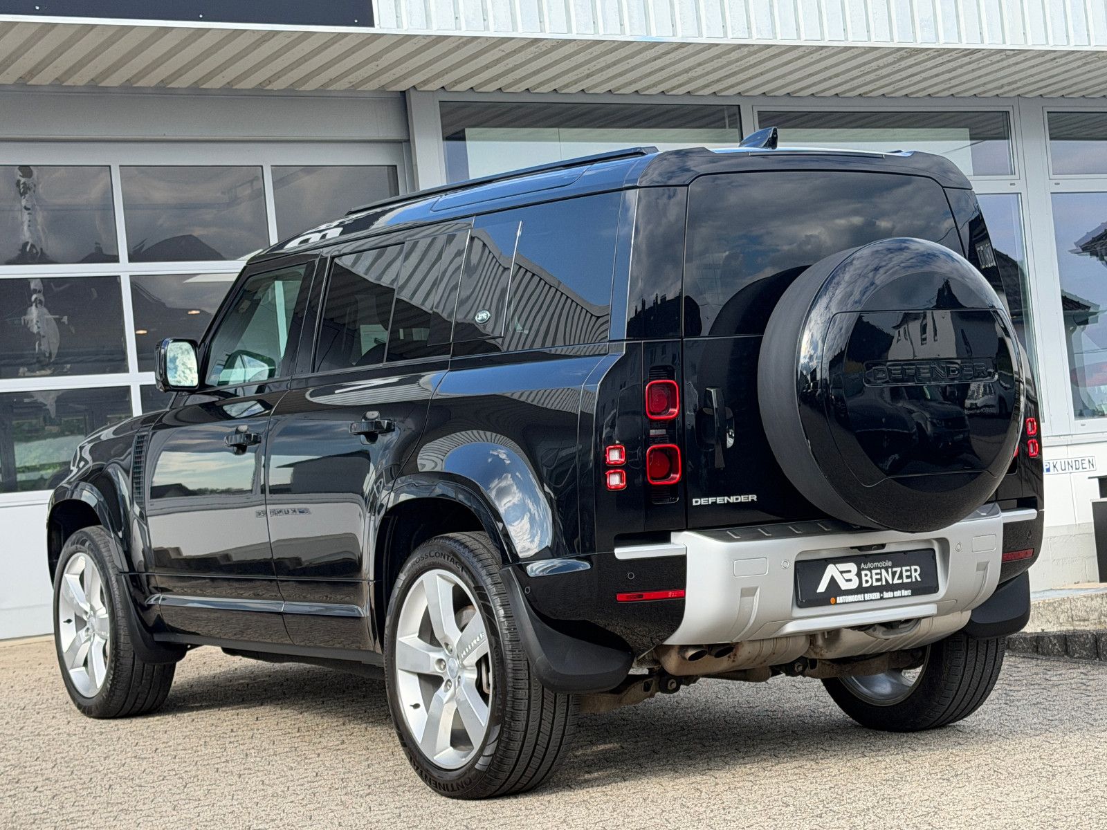 Fahrzeugabbildung Land Rover Defender 110 XS Edition/PANO/AHK/MERIDIAN/3D-KAM