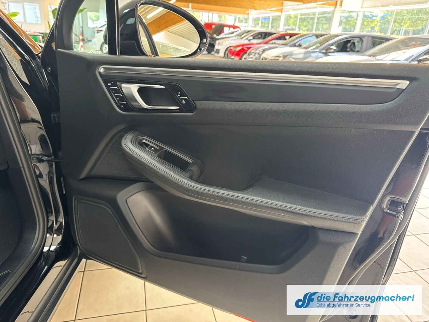 Fahrzeugabbildung Porsche Macan DE-Auto Pano Navi Memory S Soundsy LED Dyn