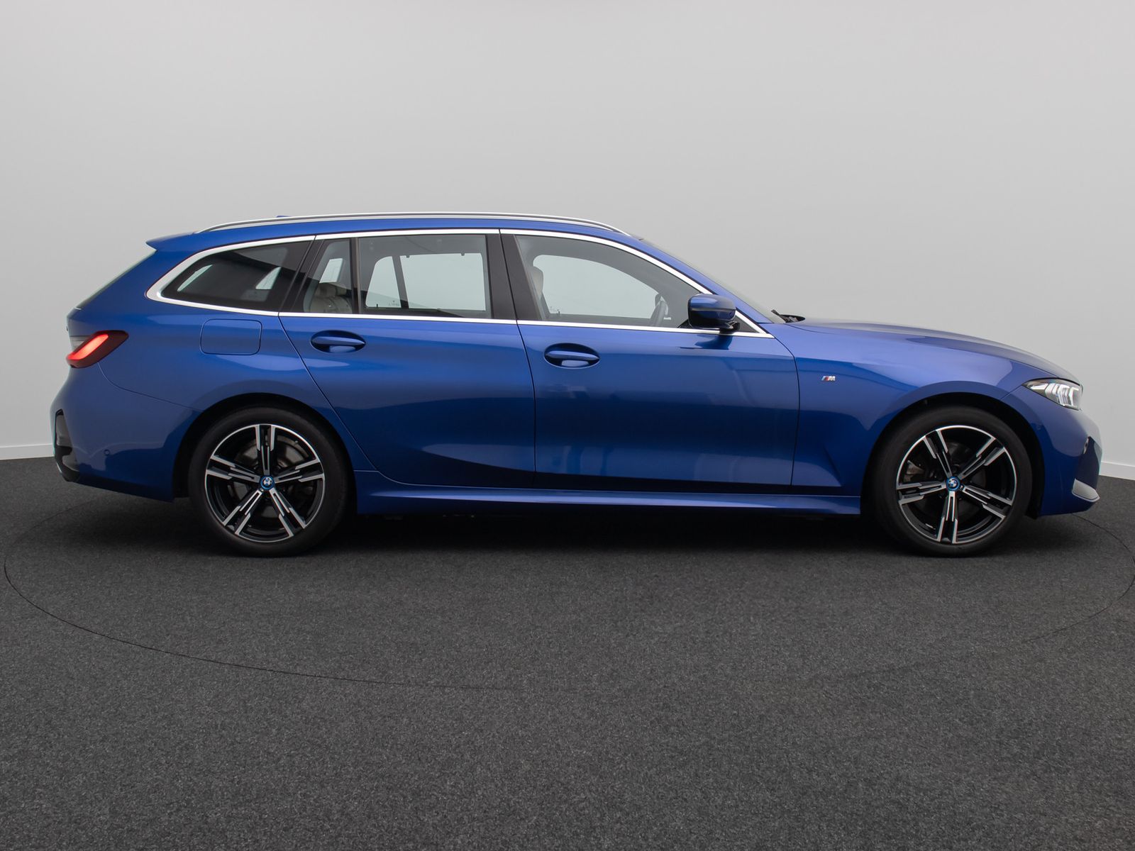 Fahrzeugabbildung BMW 330e xD  M Sport Panorama Kamera HUD DAB HiFi