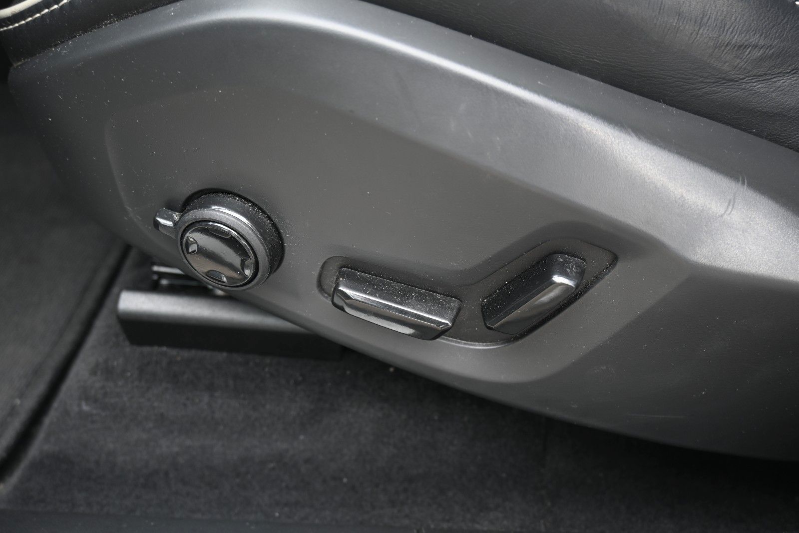 Fahrzeugabbildung Volvo XC60 B4 Benzin FWD Plus Dark*STHZG*360°*ACC*AHK