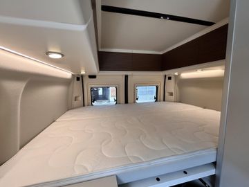 Westfalia Columbus 600 D AHK Stauraump. 350W SOLAR SKYVIEW