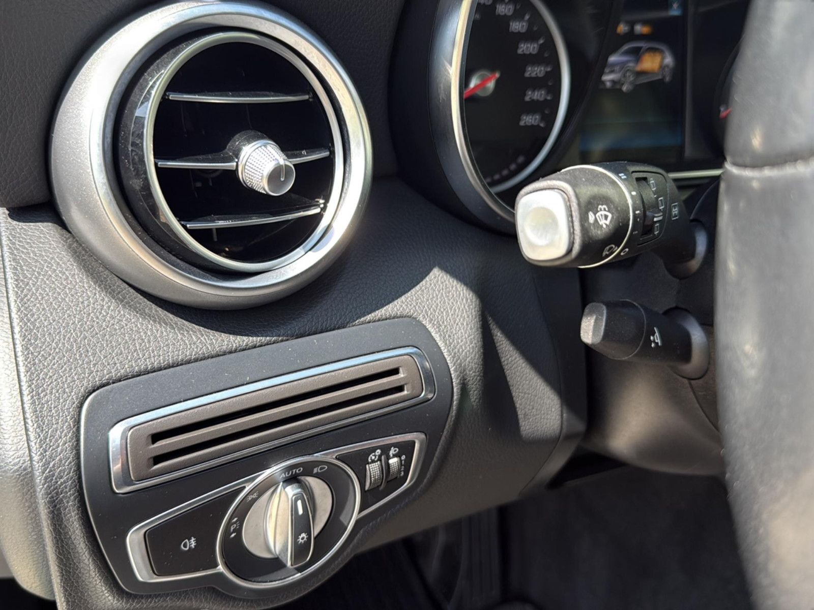 Fahrzeugabbildung Mercedes-Benz C 300 e T-Modell / unfallfrei/ AMG Line