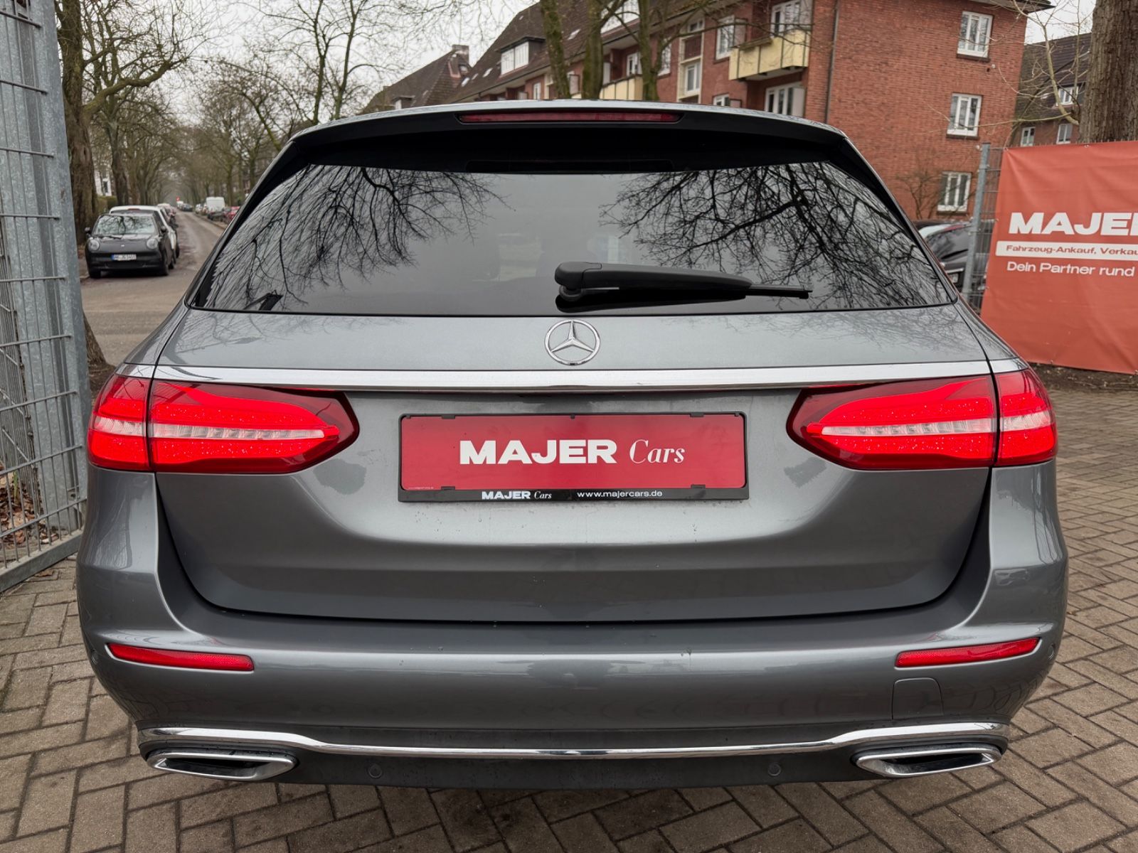 Fahrzeugabbildung Mercedes-Benz E 220d T BURMESTER*PANO*LEDER*ACC*MUTLIBEAM*LED