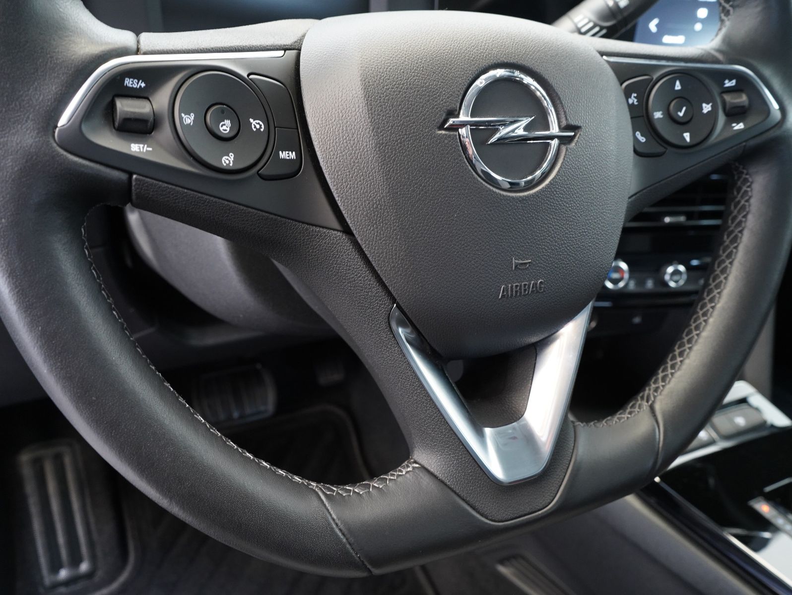 Fahrzeugabbildung Opel Mokka-e Elegance 50KWH/11KW/WÄRMEPUMPE/SOH