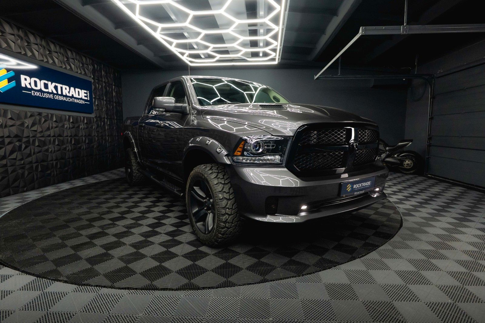 Fahrzeugabbildung Dodge RAM 5.7 V8 HEMI 4x4 Sport OFFROAD NightPaket 19%